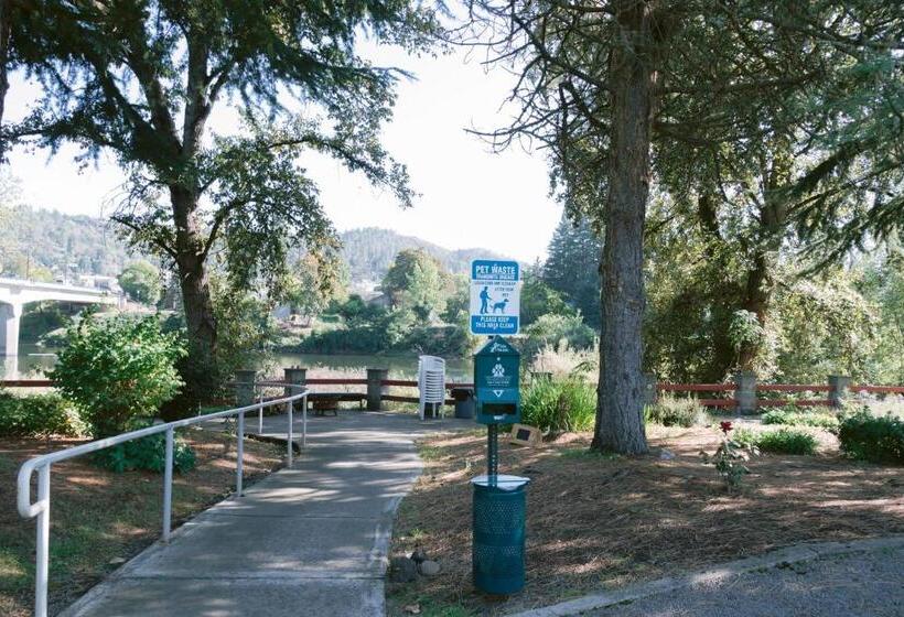 فندق Riverfront Inn Roseburg