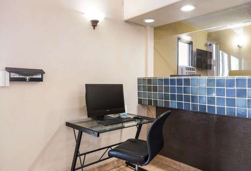 בית מלון כפרי Rodeway Inn