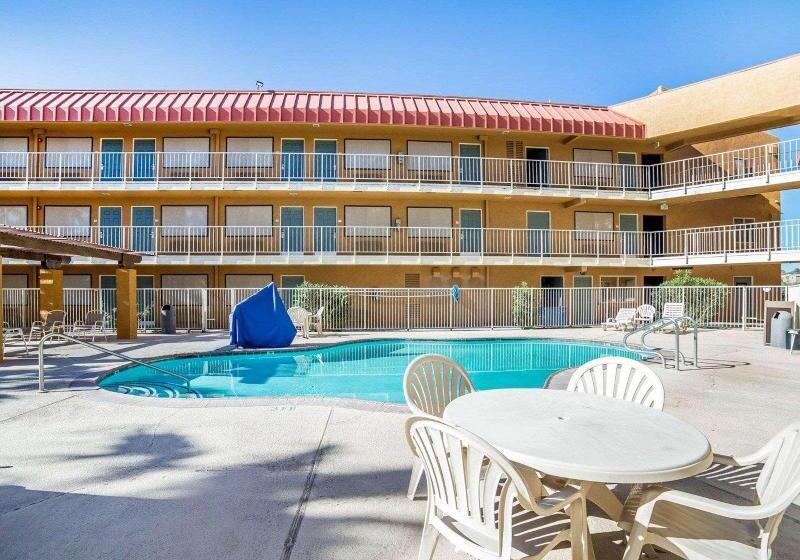 فندق Rodeway Inn & Suites