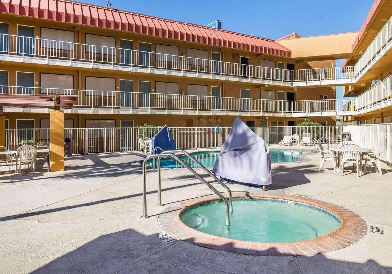 فندق Rodeway Inn & Suites