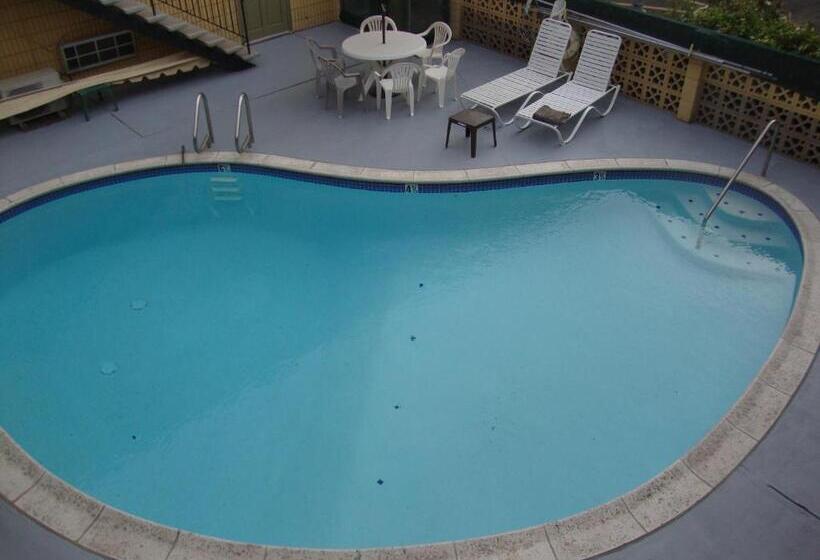 호텔 Townhouse Inn And Suites