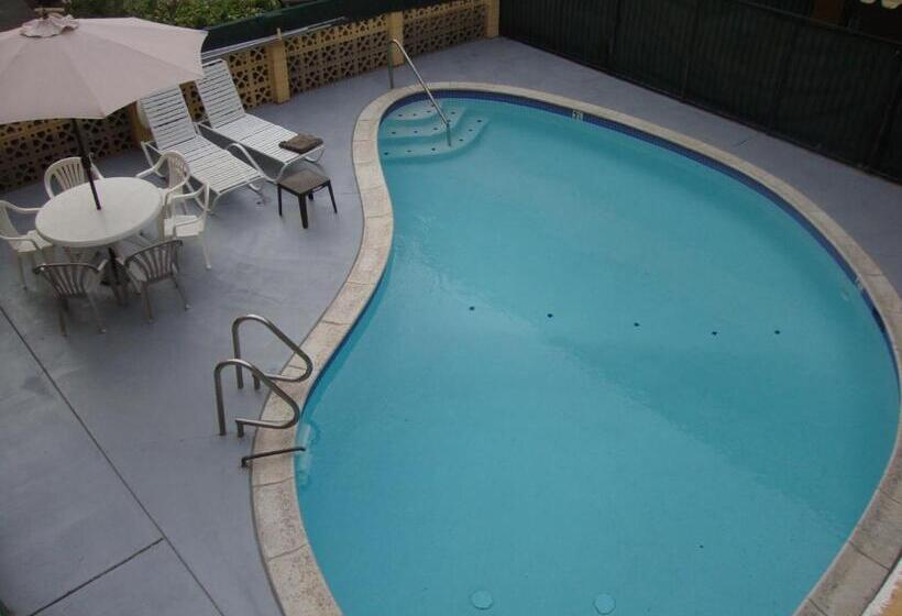 호텔 Townhouse Inn And Suites