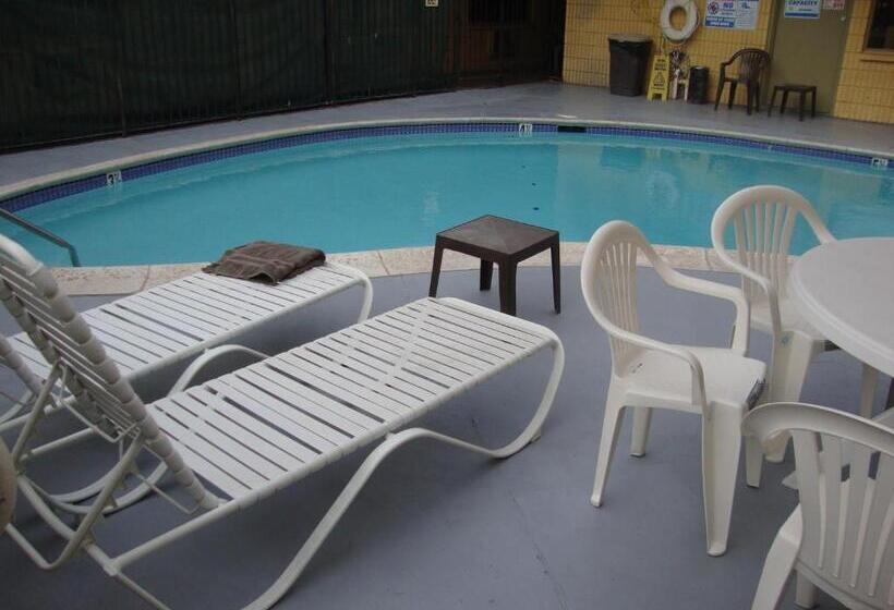 호텔 Townhouse Inn And Suites