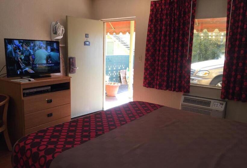 호텔 Townhouse Inn And Suites