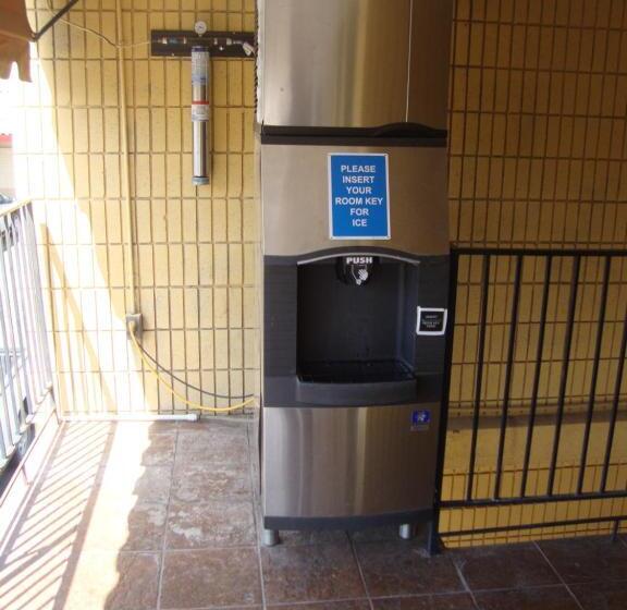 호텔 Townhouse Inn And Suites