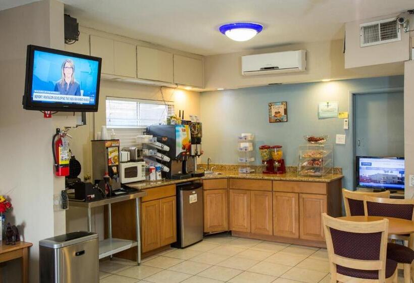 호텔 Townhouse Inn And Suites