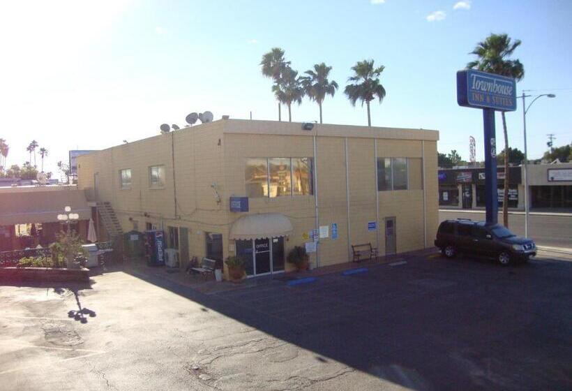 호텔 Townhouse Inn And Suites