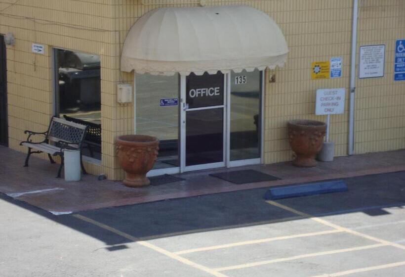 호텔 Townhouse Inn And Suites