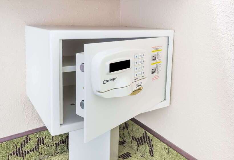 Отель Travelodge By Wyndham Bloomington