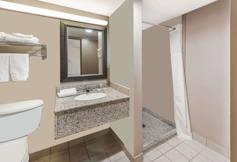 Отель Travelodge By Wyndham Bloomington