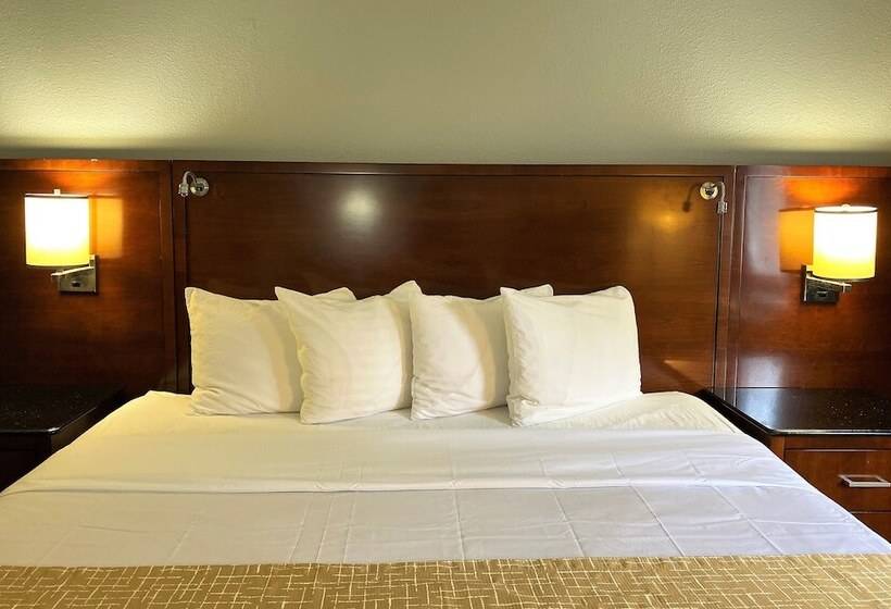 Отель Travelodge By Wyndham Bloomington