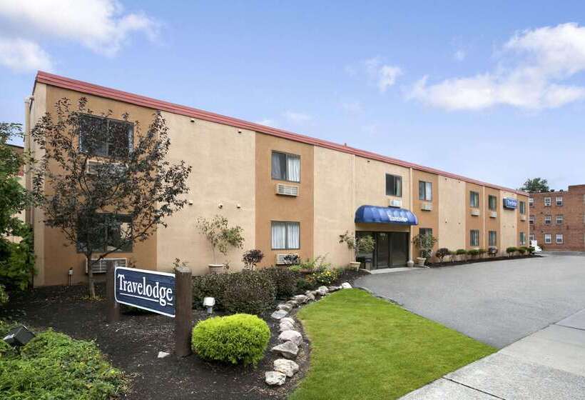 Отель Travelodge By Wyndham Cleveland Lakewood