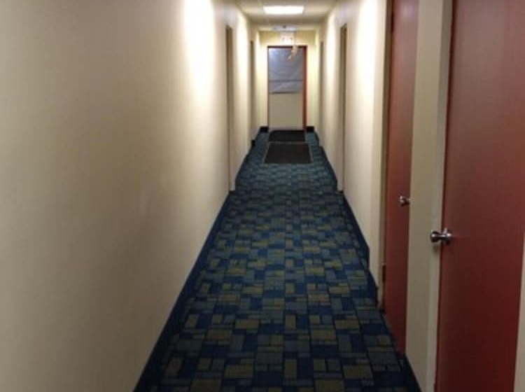 Отель Travelodge By Wyndham Cleveland Lakewood