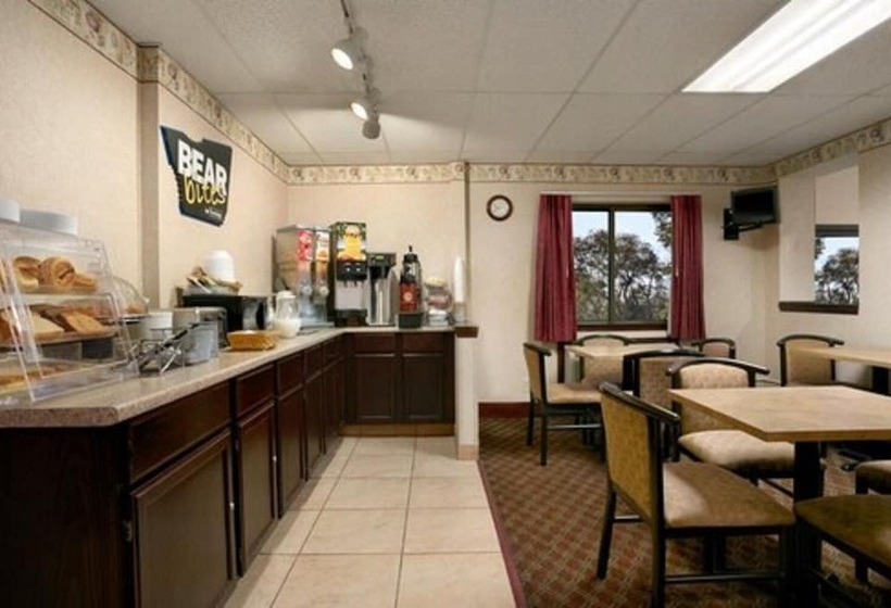 Отель Travelodge By Wyndham Cleveland Lakewood