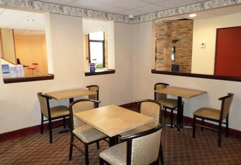 Отель Travelodge By Wyndham Cleveland Lakewood