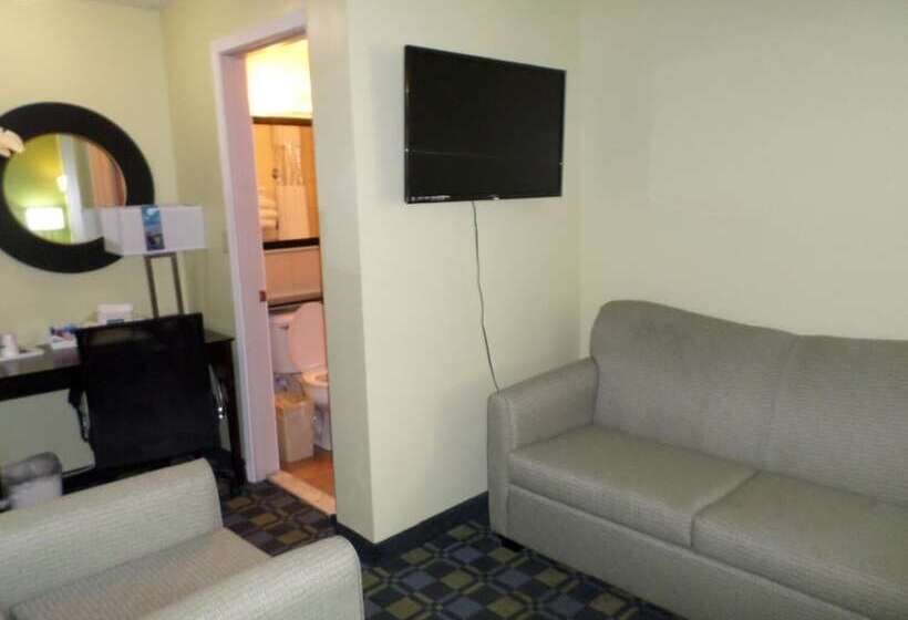 Отель Travelodge By Wyndham Cleveland Lakewood