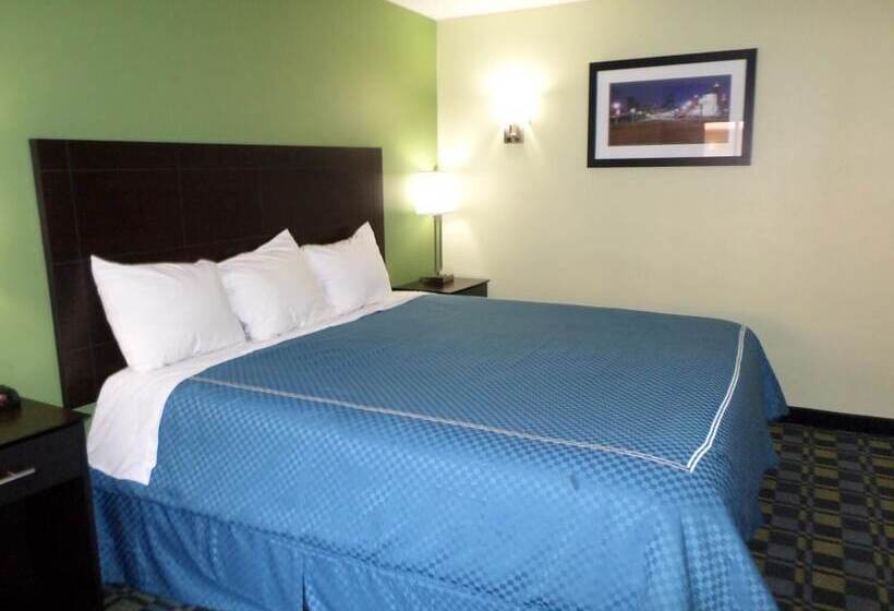 Отель Travelodge By Wyndham Cleveland Lakewood