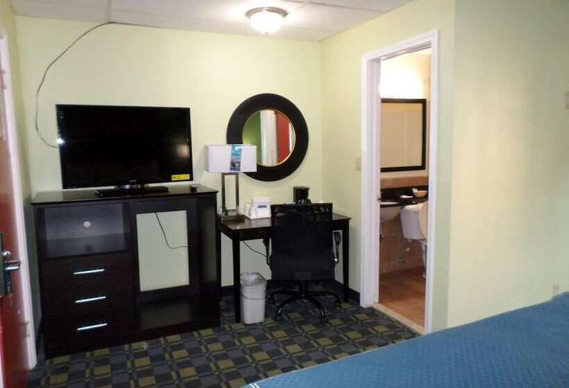 Отель Travelodge By Wyndham Cleveland Lakewood