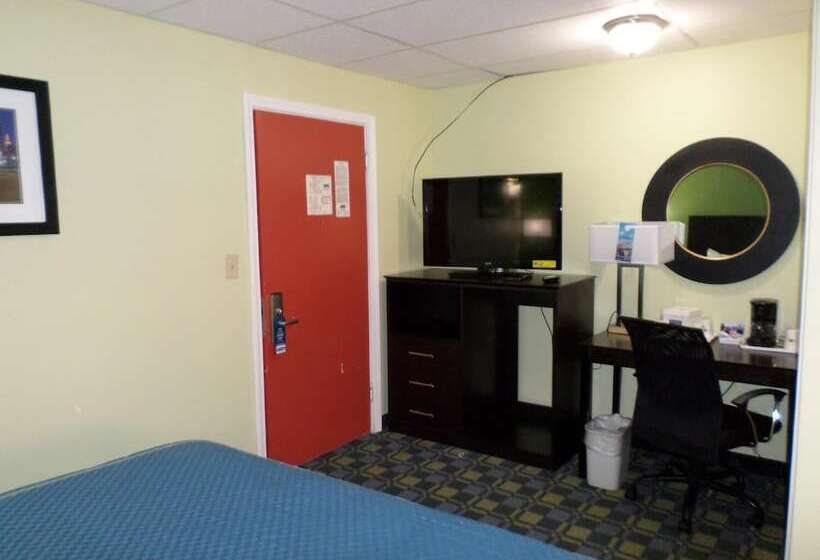 Отель Travelodge By Wyndham Cleveland Lakewood