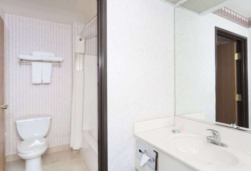 هتل Days Inn By Wyndham Phoenix West