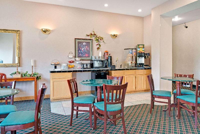 בית מלון כפרי Travelodge By Wyndham St. Louis