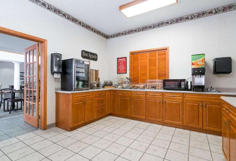 Отель Travelodge & Suites By Wyndham Fargo/moorhead