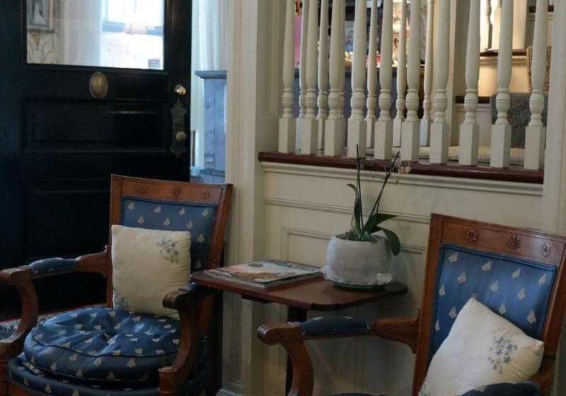 Moseley Cottage Inn And The Town Motel