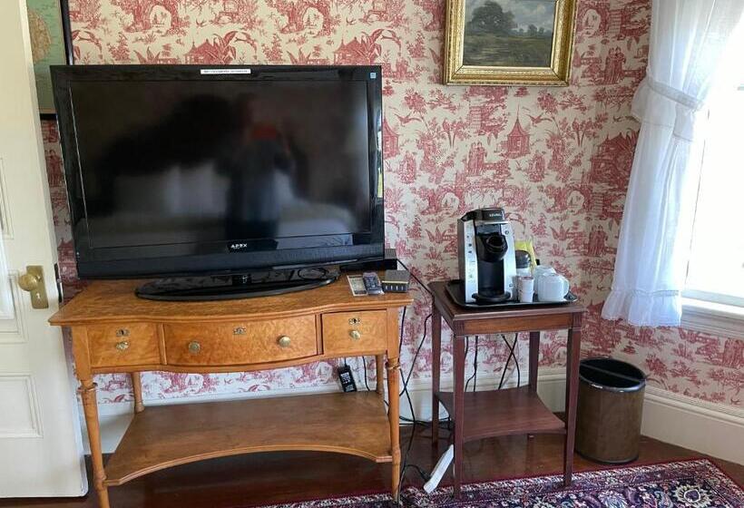 Moseley Cottage Inn And The Town Motel