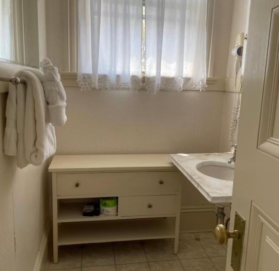 Moseley Cottage Inn And The Town Motel