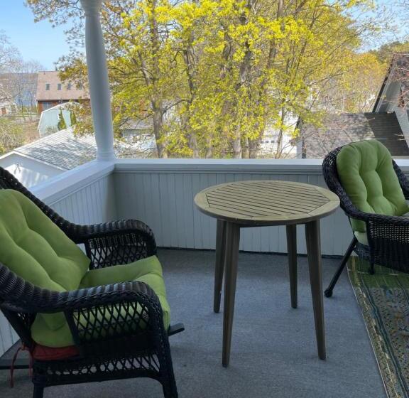 Moseley Cottage Inn And The Town Motel