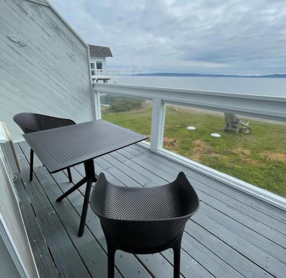 فندق على الطريق Tides Inn & Suites