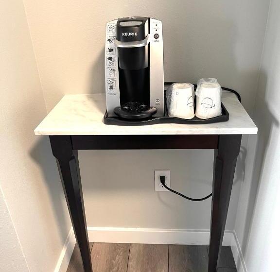 فندق على الطريق Tides Inn & Suites