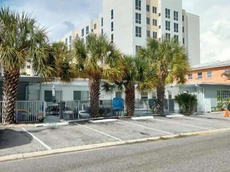 Tropical Sky Ranch Motel