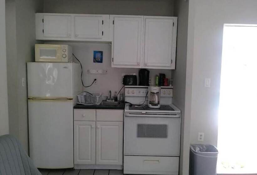 Tropical Sky Ranch Motel