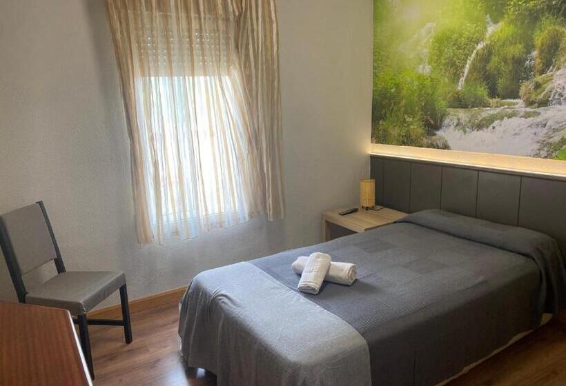 بنسيون Hostal Restaurante Río Ubierna