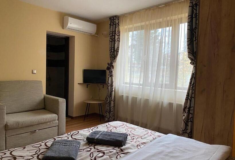 פנסיון Kot Garden Guest House