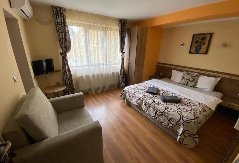 פנסיון Kot Garden Guest House