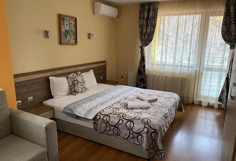 פנסיון Kot Garden Guest House