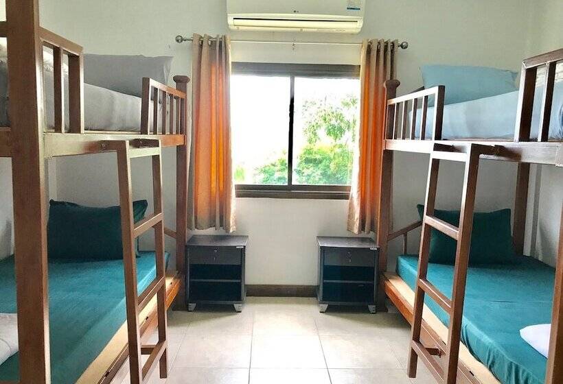 הוסטל Hiranyika Cafe And Bed