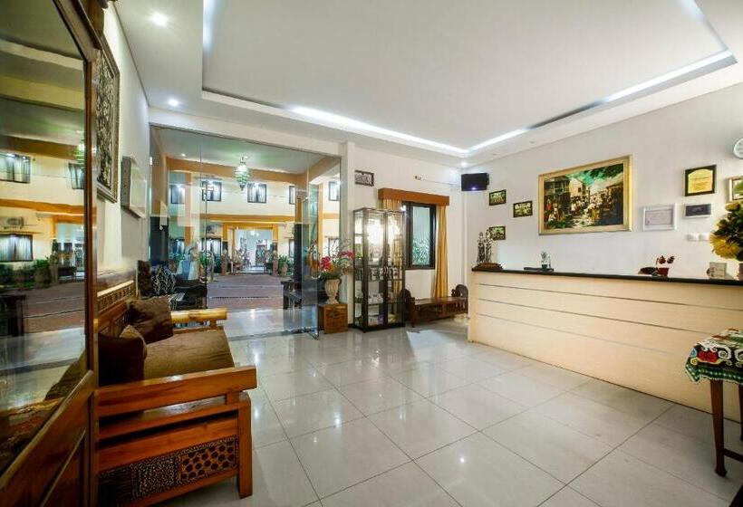 ホテル Ciptaningati