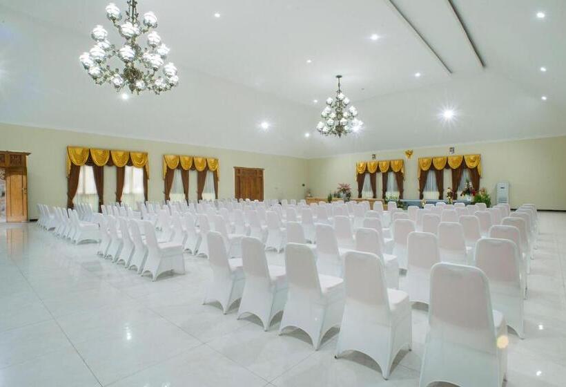 ホテル Ciptaningati