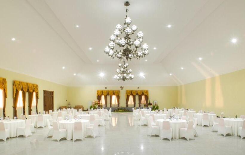 ホテル Ciptaningati