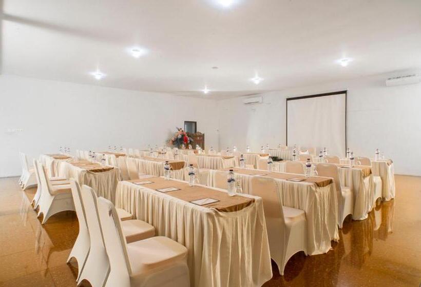 ホテル Ciptaningati