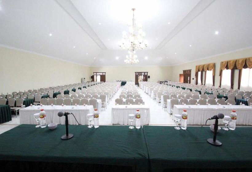 ホテル Ciptaningati