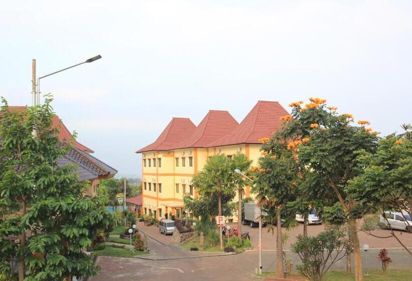 ホテル Ciptaningati