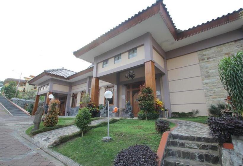 ホテル Ciptaningati