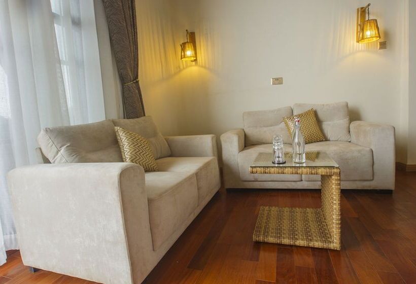 هتل Gorilla Heights Lodge