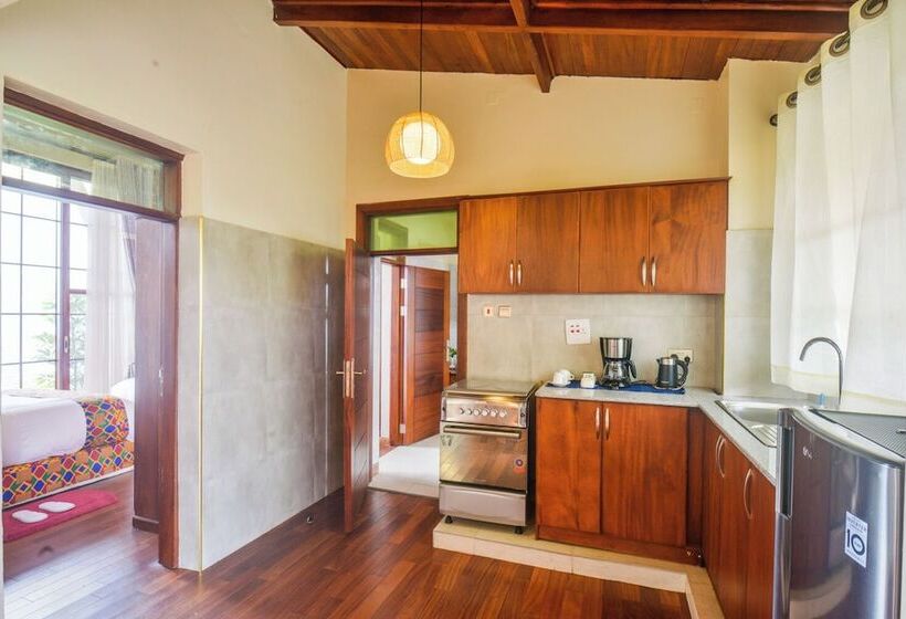 هتل Gorilla Heights Lodge