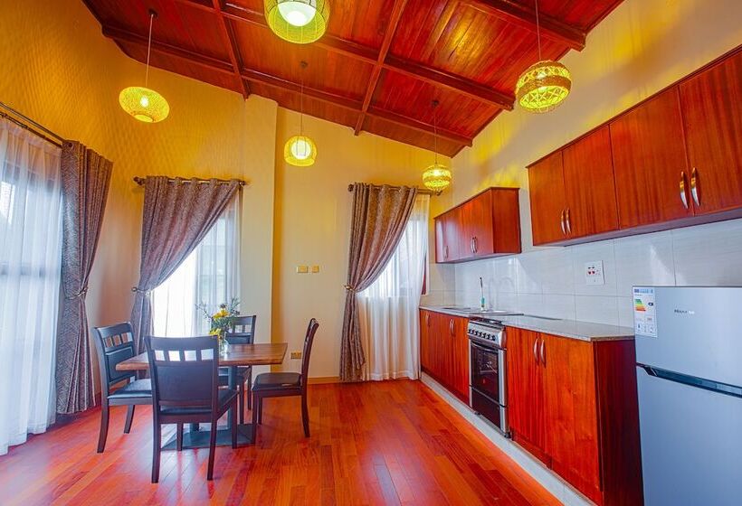 هتل Gorilla Heights Lodge