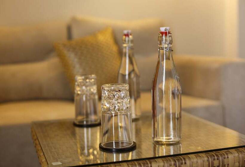 هتل Gorilla Heights Lodge